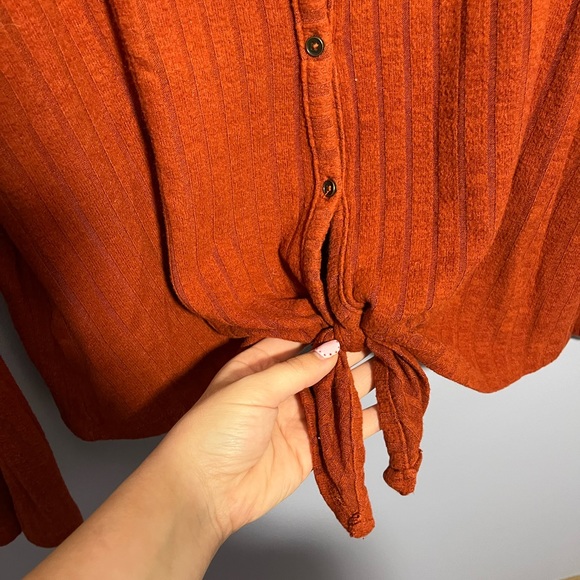 🦋Ribbed knotted top🦋 - Picture 2 of 4